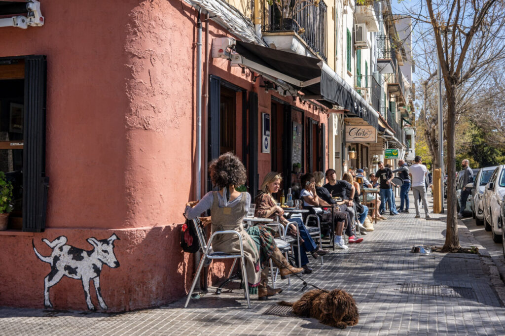 Terrazas soleadas en el Mercado de Santa Catalina en Mallorca