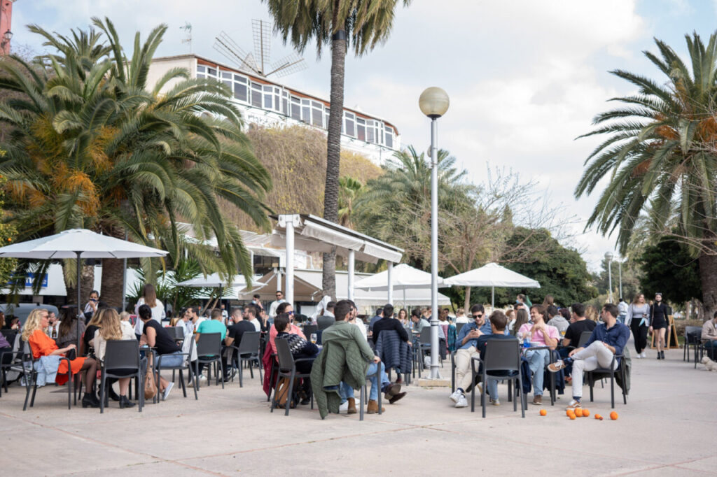 Terraza con personas disfrutando al sol en Mallorca