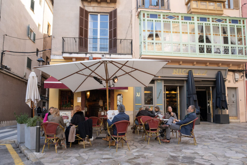 Personas disfrutando en una terraza de un bar en Mallorca