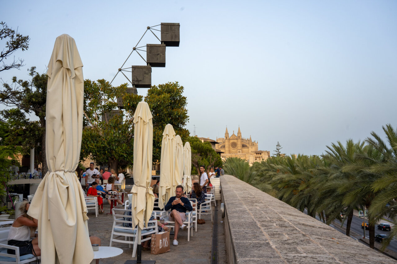 Terraza con sombrillas y vistas a la catedral de Palma en Mallorca