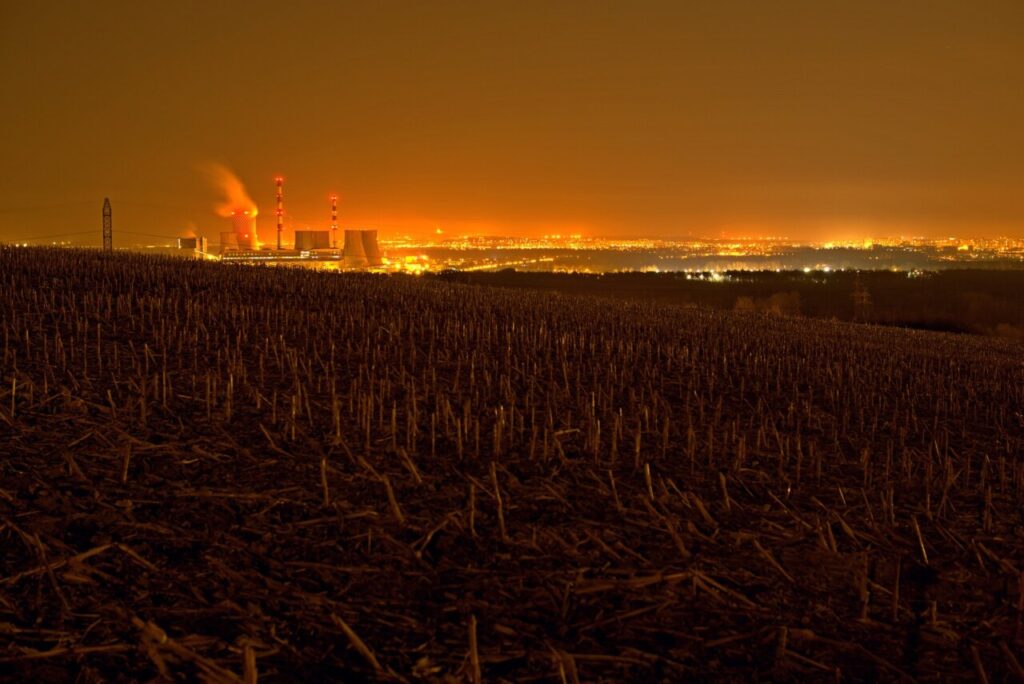 Vista nocturna de la central eléctrica de Endesa con luces de fondo