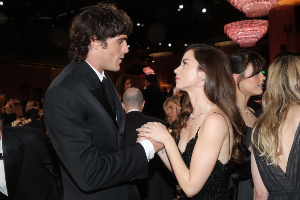 Jacob Elordi y Ana de Armas conversando en los Globos de Oro 2026