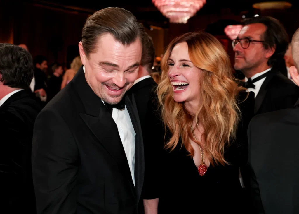 Leonardo DiCaprio y Julia Roberts riendo en los Globos de Oro 2026