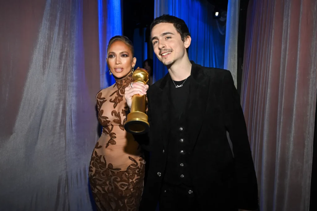 Jennifer Lopez y Timothée Chalamet en los Globos de Oro 2026