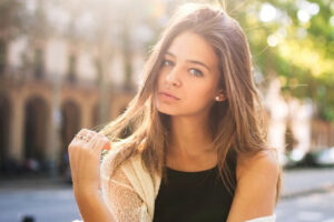Laura Escanes posando con luz natural en Barcelona