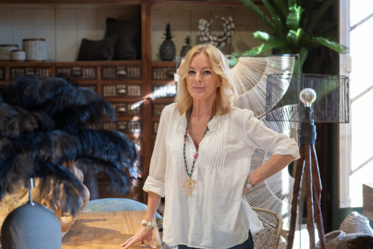 Catherine Ommanney posando en un entorno decorativo