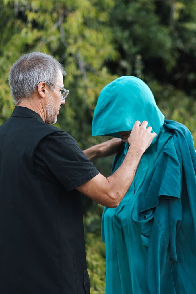 Ana Livni y Fernando Escude trabajando en un diseño textil en un entorno natural