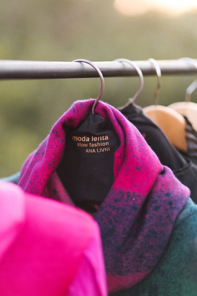 Etiqueta de moda lenta de Ana Livni en un abrigo colorido