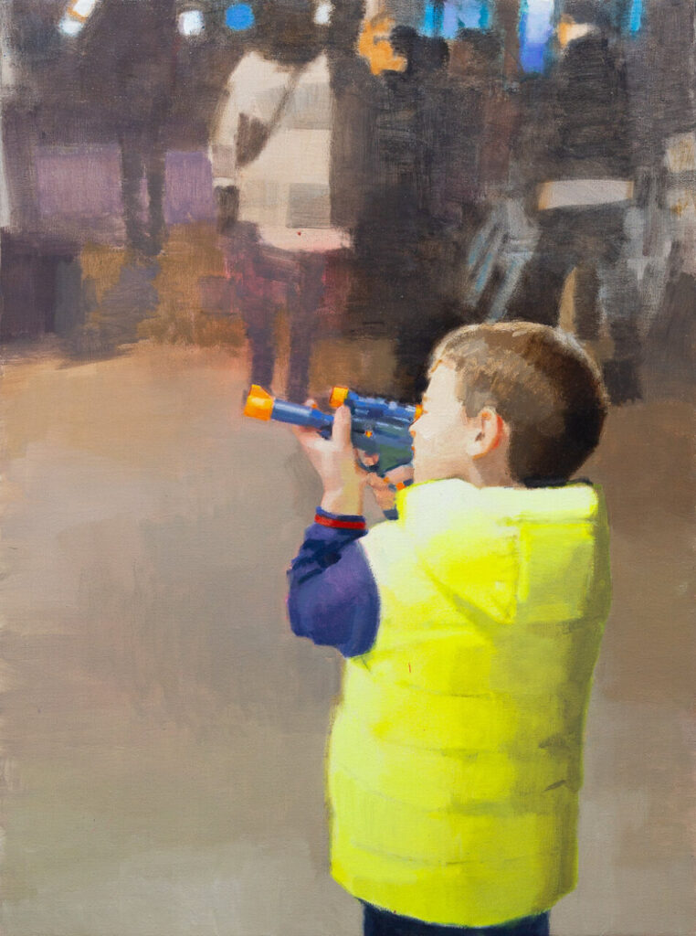 Niño con un juguete en una exposición de arte contemporáneo