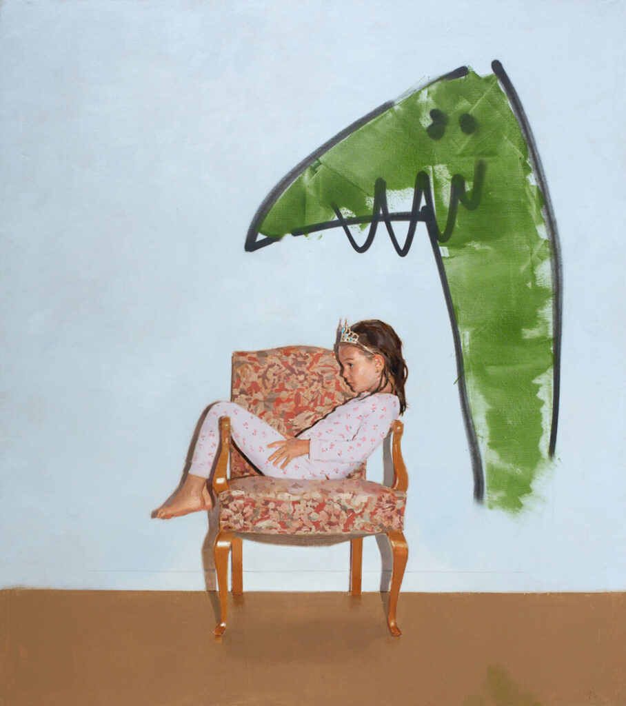 Niña sentada en un sillón con una figura verde detrás