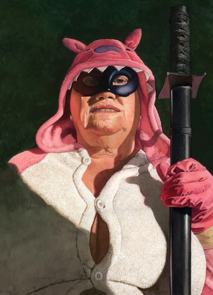 Retrato de una mujer con disfraz y espada en un fondo oscuro