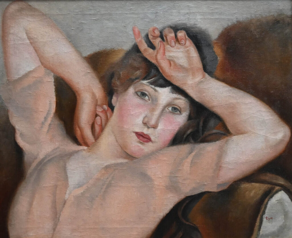 Retrato de mujer en un sillón con gesto pensativo