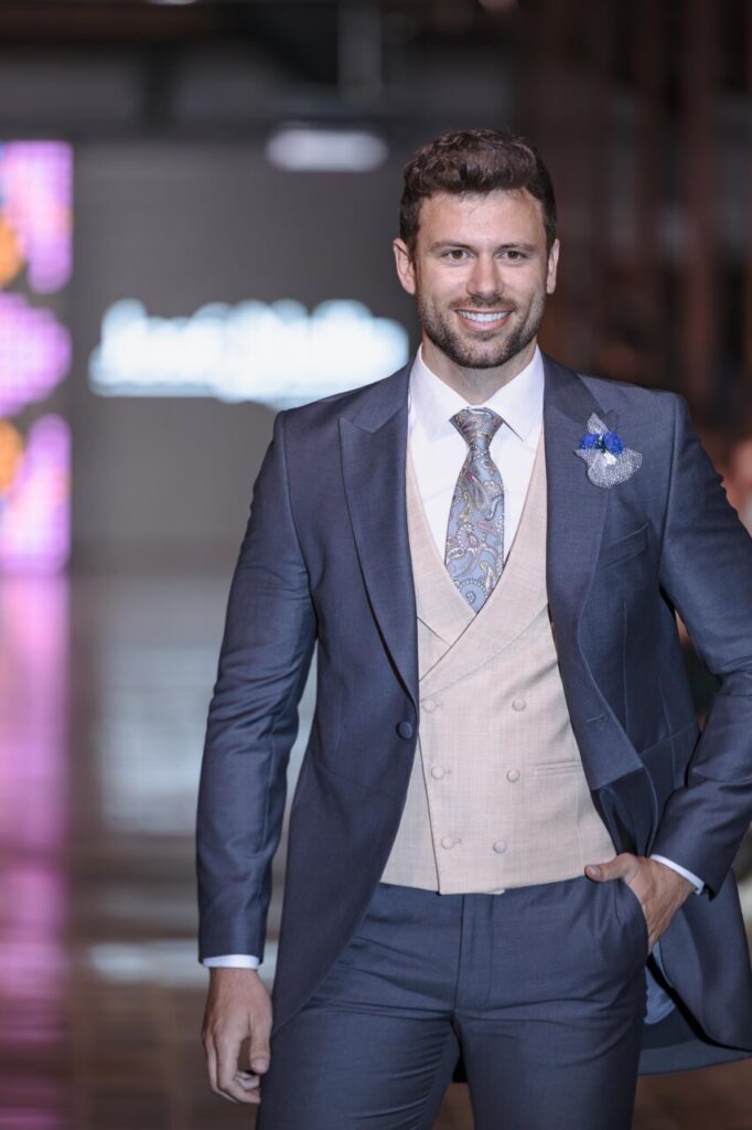 Modelo masculino en pasarela durante evento de bodas en Mallorca.