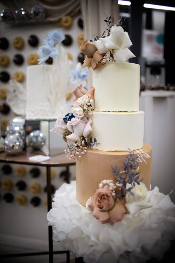 Tarta de bodas decorada con flores en Mallorca Dream Days 2026