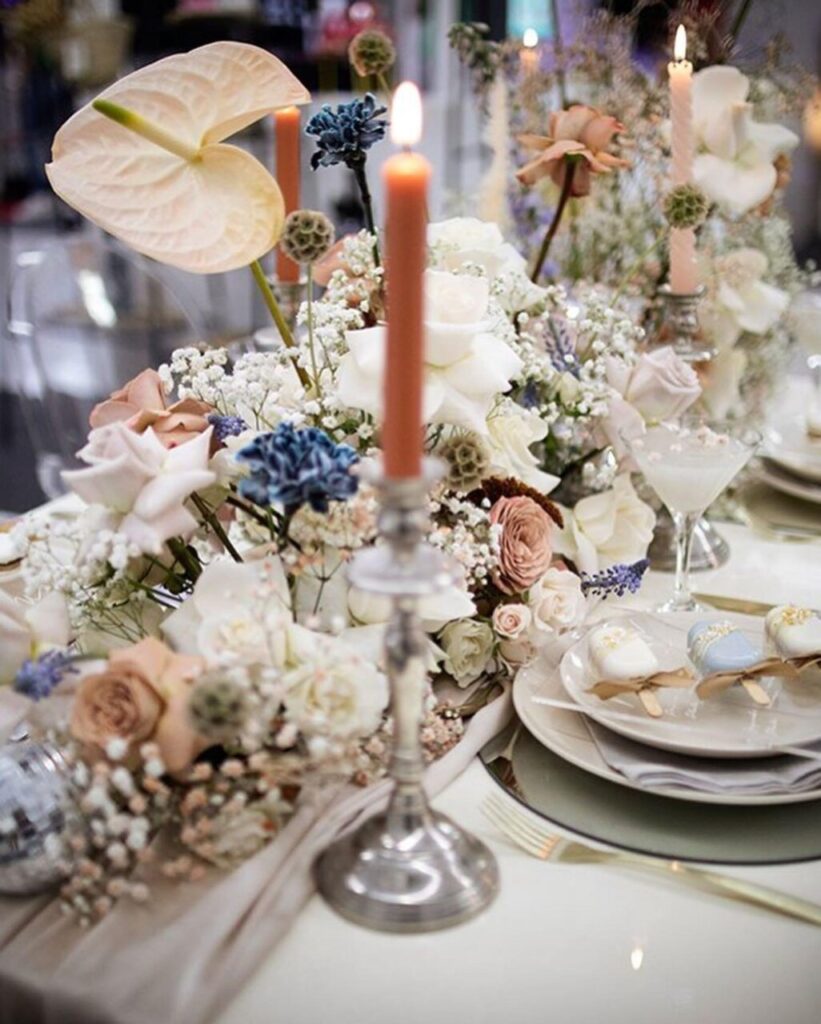 Mesa decorada con flores y velas para un evento en Mallorca