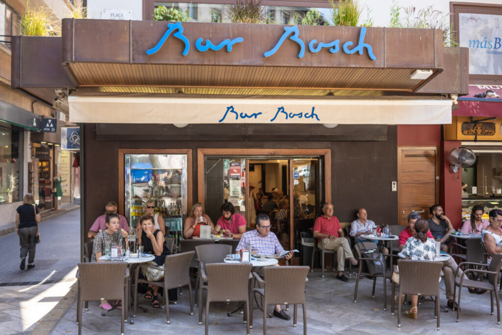 Exterior del Bar Bosch en Palma con clientes disfrutando de llonguets