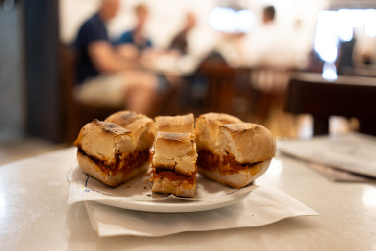Llonguet con sobrasada servido en un plato en un café