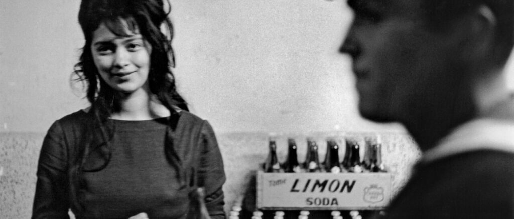 Retrato en blanco y negro de una mujer sonriendo en un bar