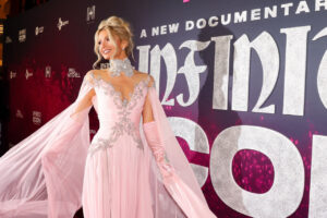 Paris Hilton en la premiere de Infinite Icon con vestido rosa