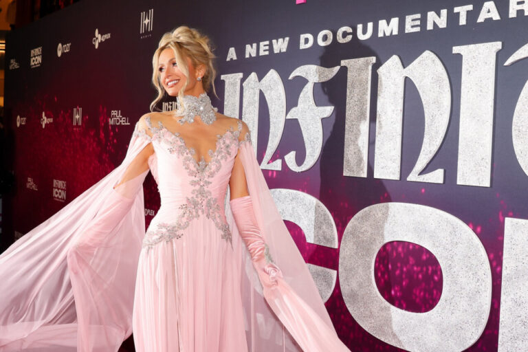 Paris Hilton en la premiere de Infinite Icon con vestido rosa