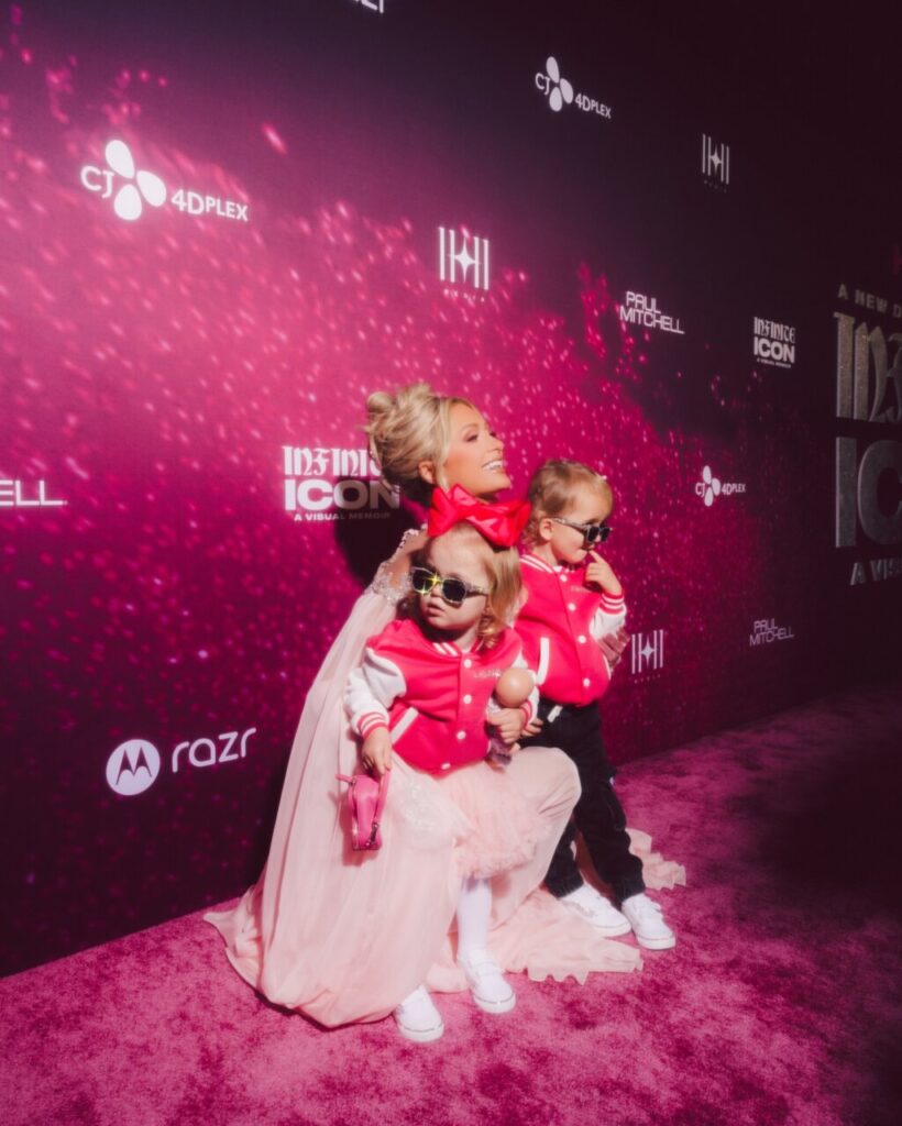 Paris Hilton con sus hijos en la premiere de Infinite Icon en Los Ángeles
