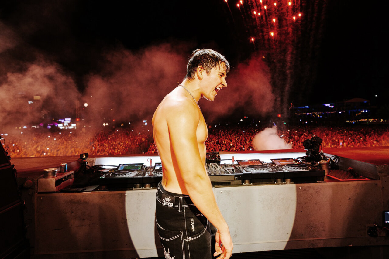 John Summit actuando en un escenario lleno de público durante un evento en Ibiza