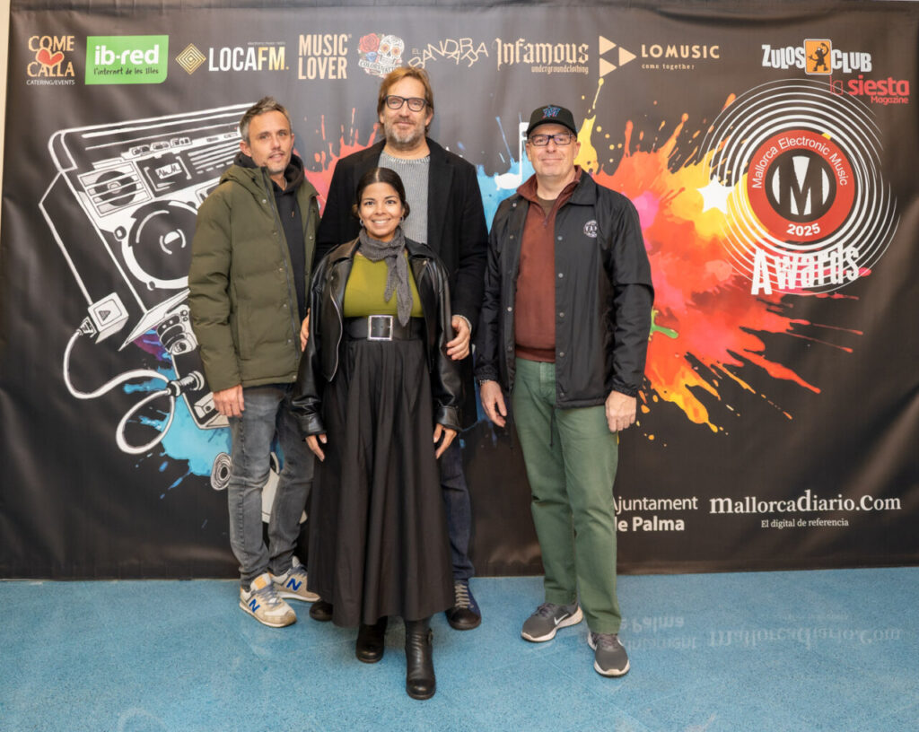 Cuatro personas posando en la Gala de los Premios MEM 2025