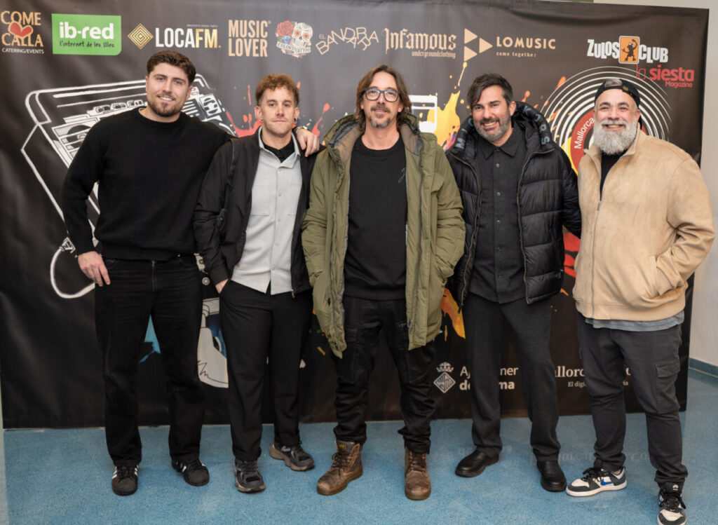 Grupo de hombres posando en la Gala MEM Awards con fondo colorido