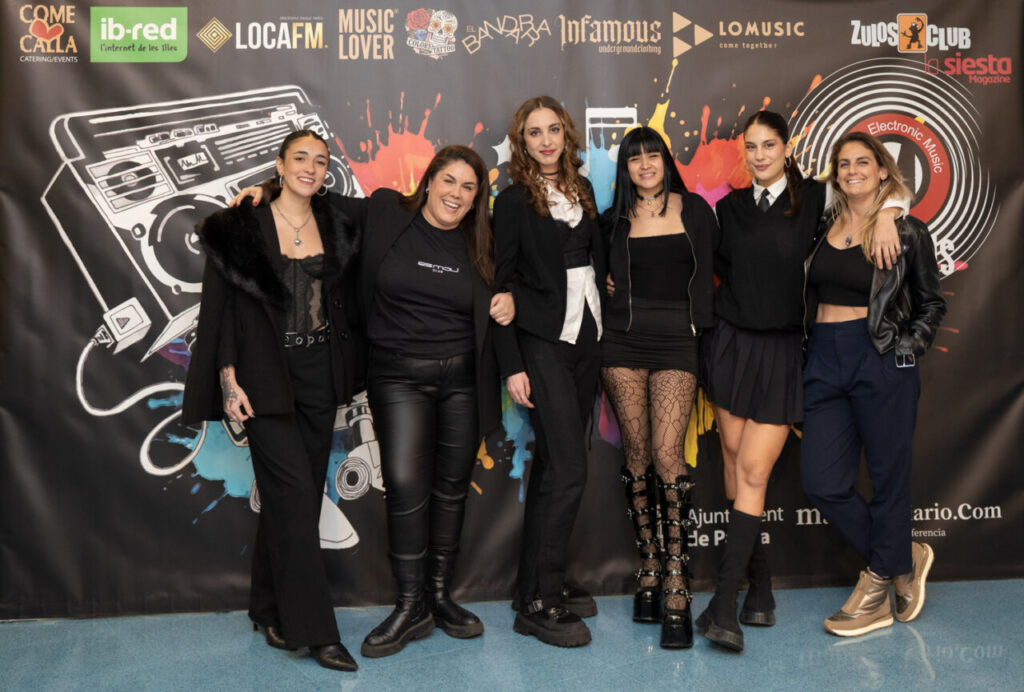 Grupo de mujeres posando en la Gala MEM Awards con fondo colorido
