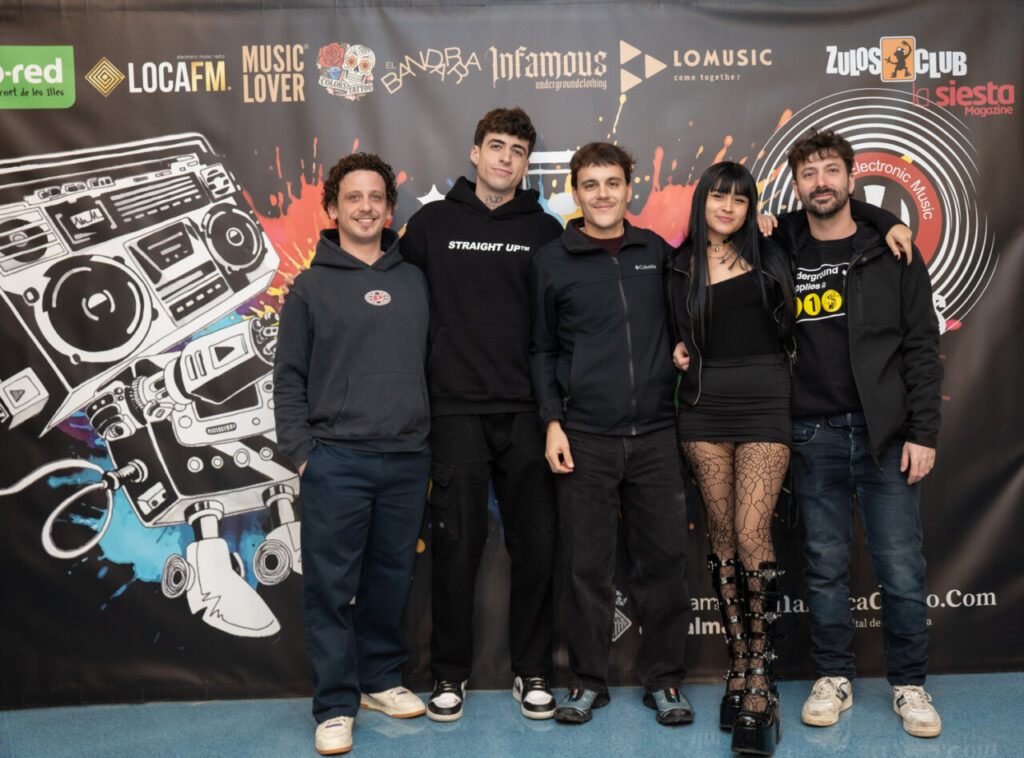 Grupo de personas posando en la Gala MEM Awards con fondo colorido
