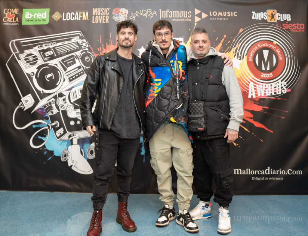 Tres personas posando en la Gala de los Premios MEM 2025