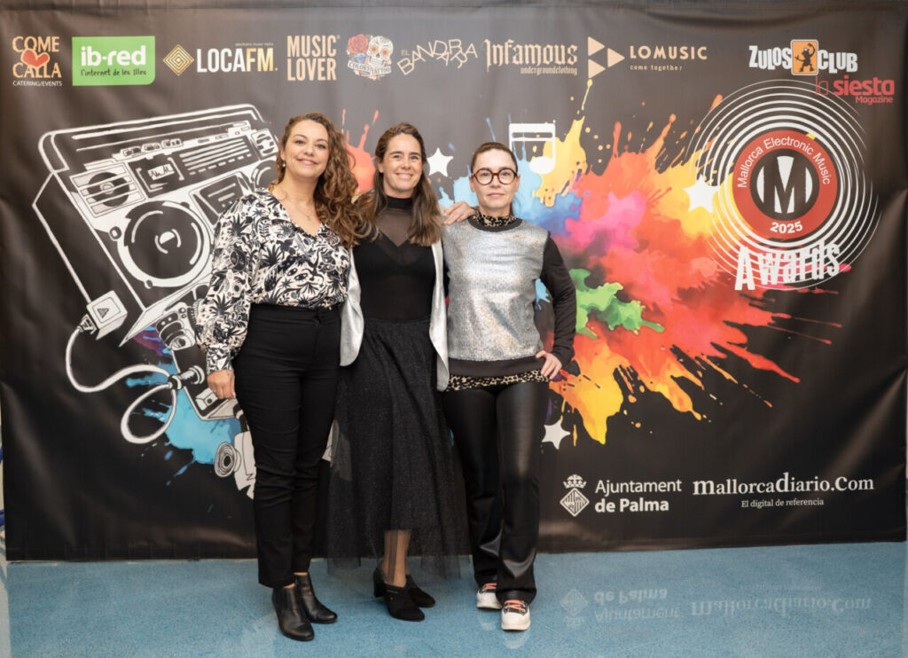 Tres mujeres posando en un evento de música electrónica