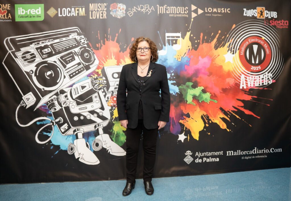 Persona posando en la Gala MEM Awards 2025 frente a un fondo colorido