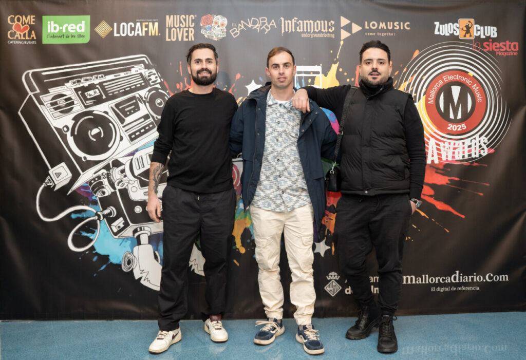 Tres personas posando en un evento de premios de música electrónica.