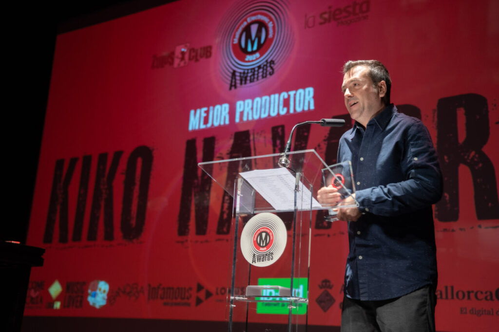 Kiko Navarro recibiendo un premio en la Gala MEM Awards
