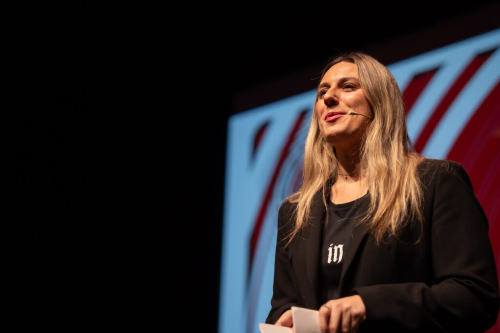 Presentadora en la Gala MEM Awards con micrófono en mano