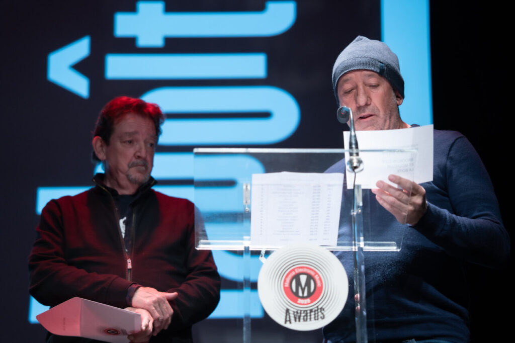 Dos presentadores en la Gala MEM Awards leyendo un discurso.