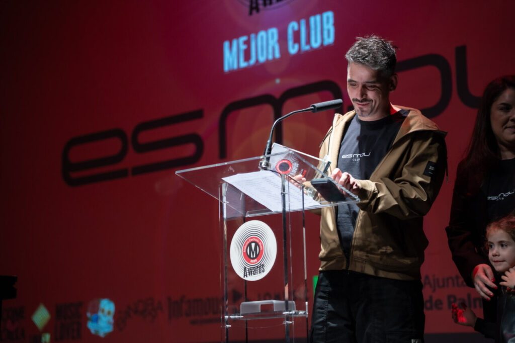 Persona recibiendo un premio en la Gala MEM Awards 2023