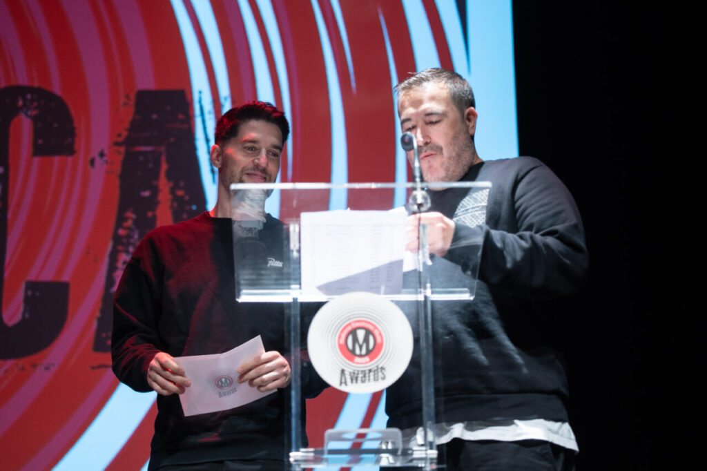 Dos presentadores en la Gala MEM Awards leyendo un documento