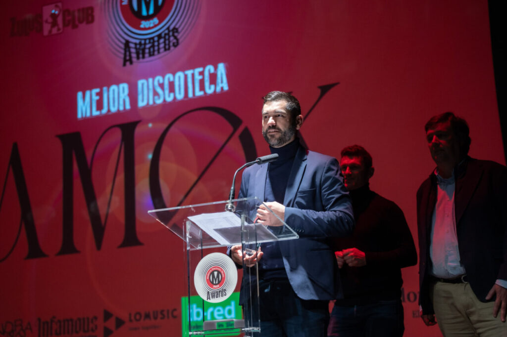 Hombre en el escenario de la Gala MEM Awards 2023