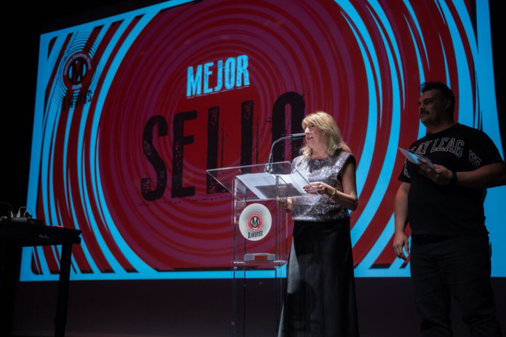 Presentadora en la Gala MEM Awards anunciando el mejor sello musical