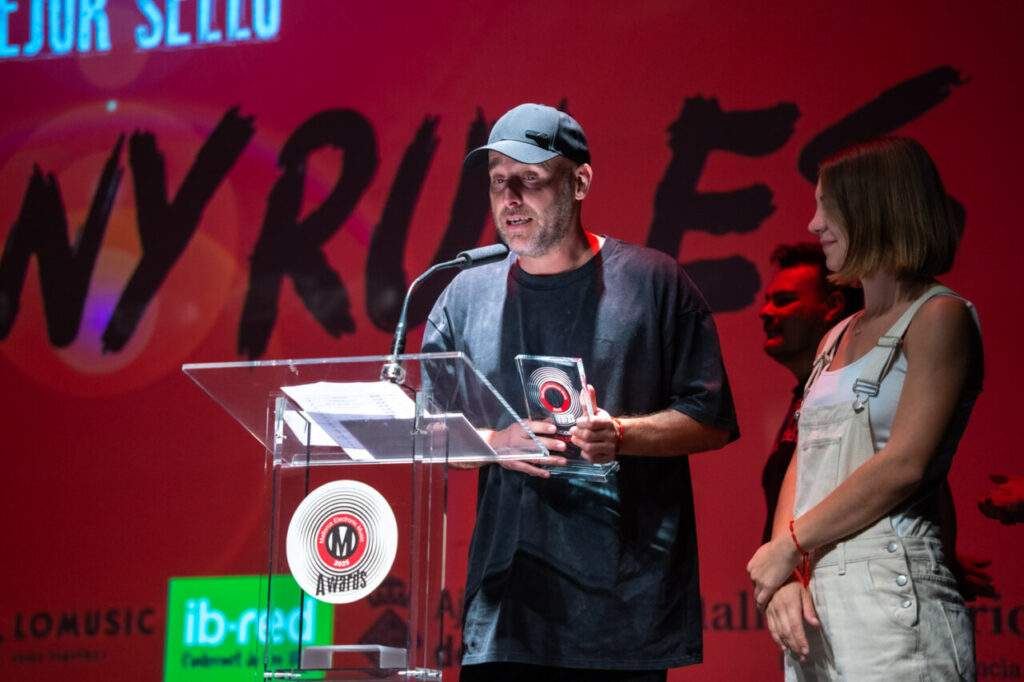 Persona recibiendo un premio en la Gala MEM Awards