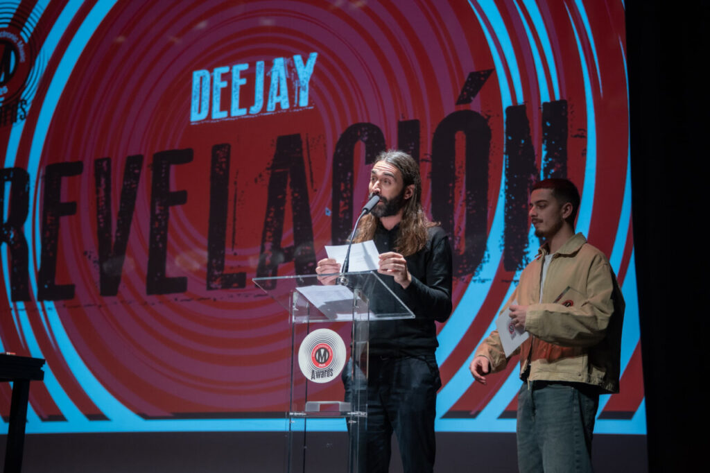Presentador en la Gala MEM Awards con fondo colorido