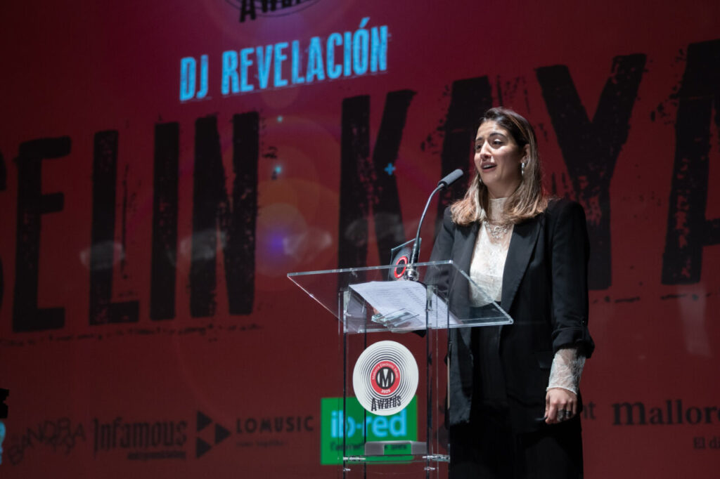 Mujer hablando en un podio durante la Gala MEM Awards