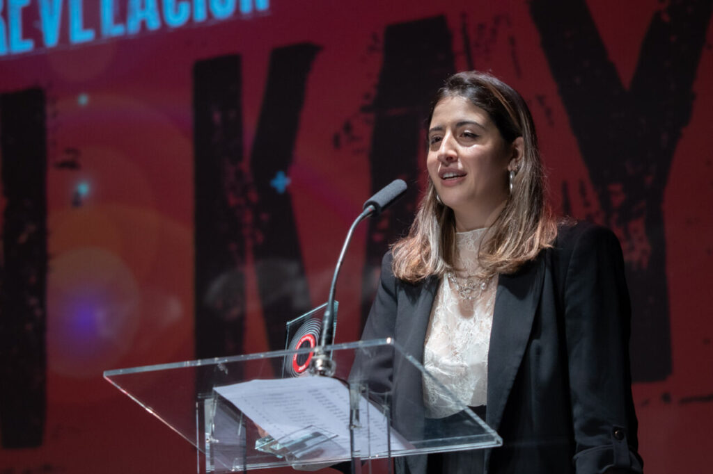 Mujer hablando en un podio durante la Gala MEM Awards.