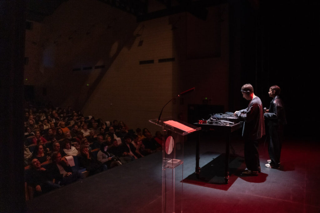 Dos presentadores en el escenario durante la Gala MEM Awards