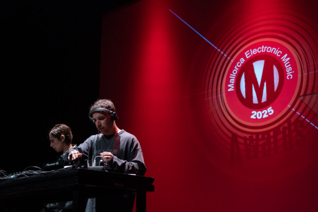 Actuación en vivo durante la Gala de los Premios MEM 2025