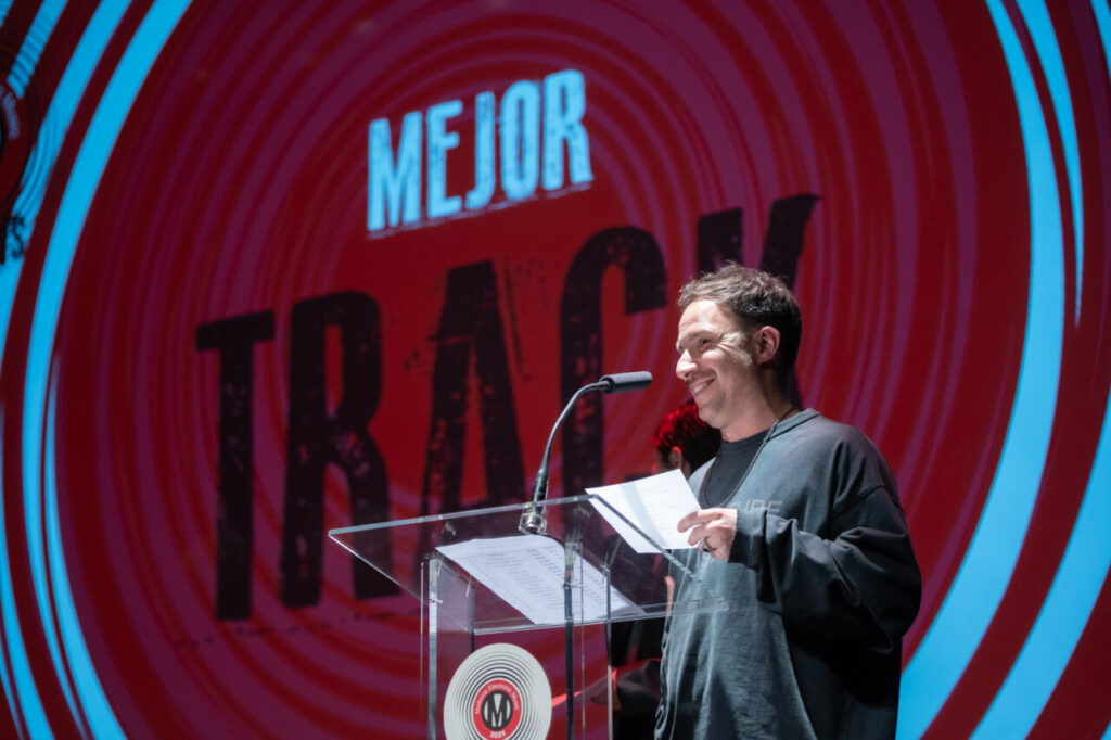 Presentador en la Gala MEM Awards anunciando Mejor Track