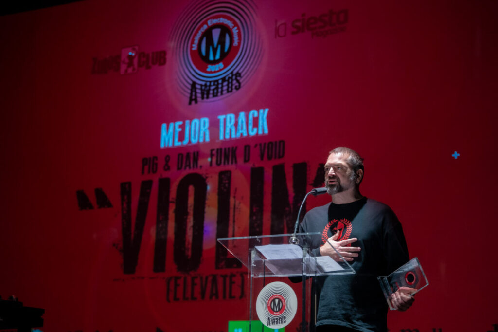 Hombre en el escenario recibiendo un premio en la Gala MEM Awards