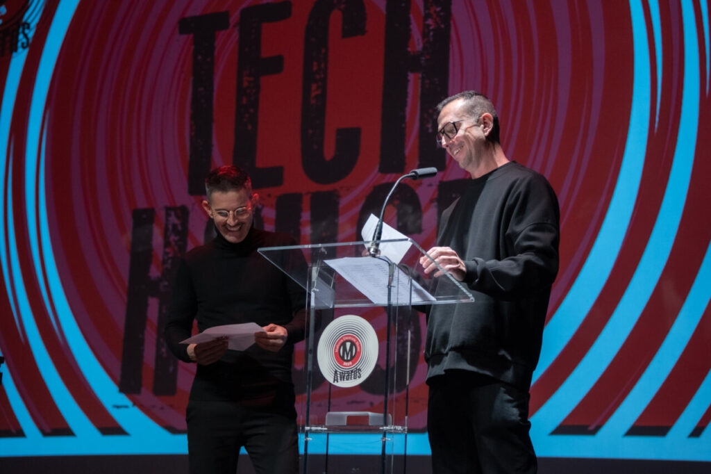 Presentadores en la Gala MEM Awards leyendo un discurso en el escenario